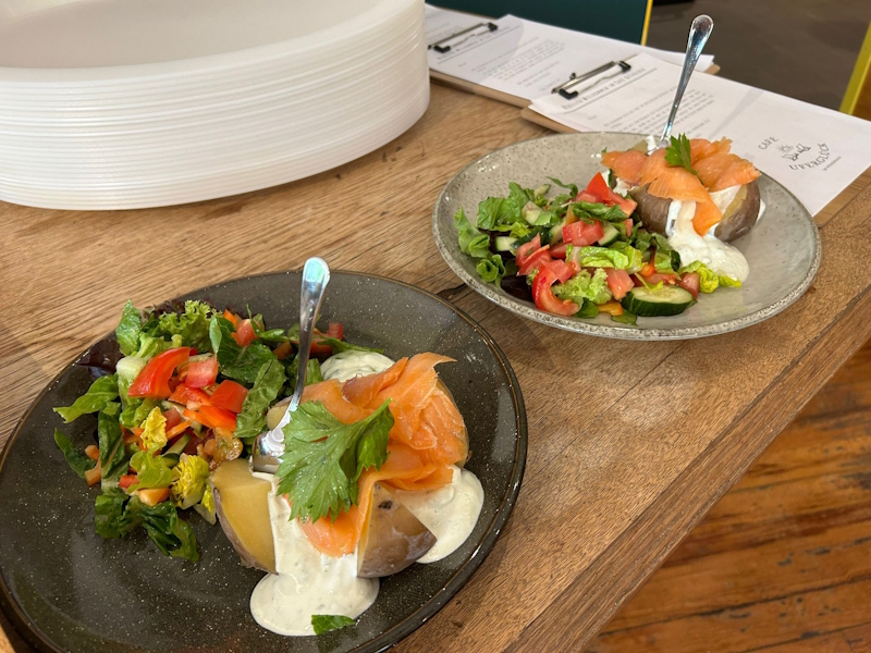Ofenkartoffel mit Lachs und Salat