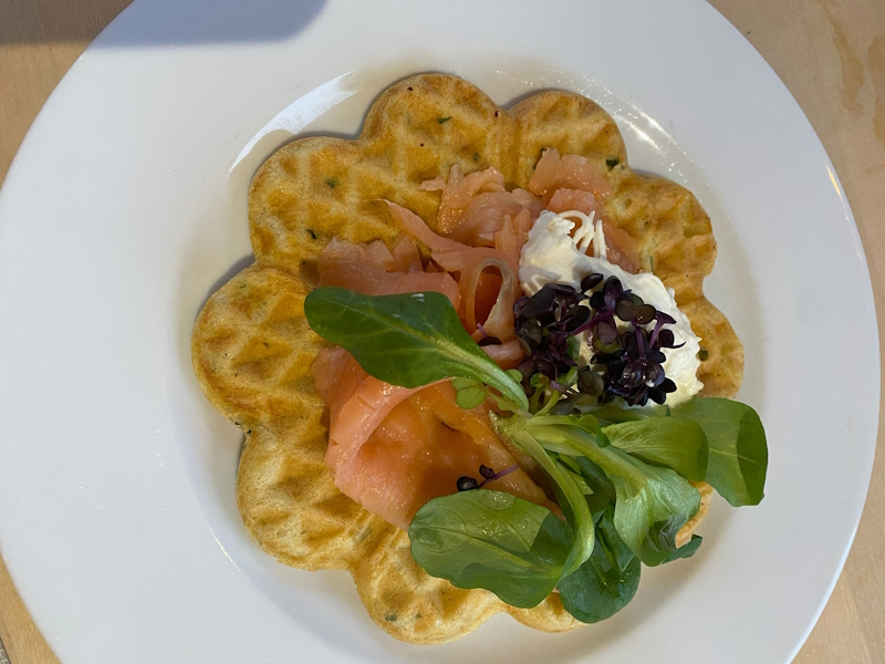 Herzhafte Waffel mit Lachs