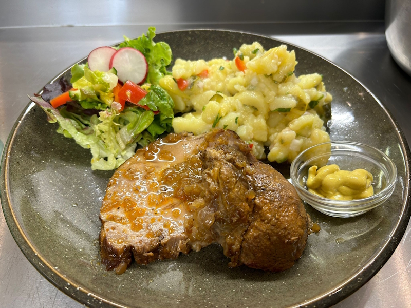 Braten mit Kartoffelsalat