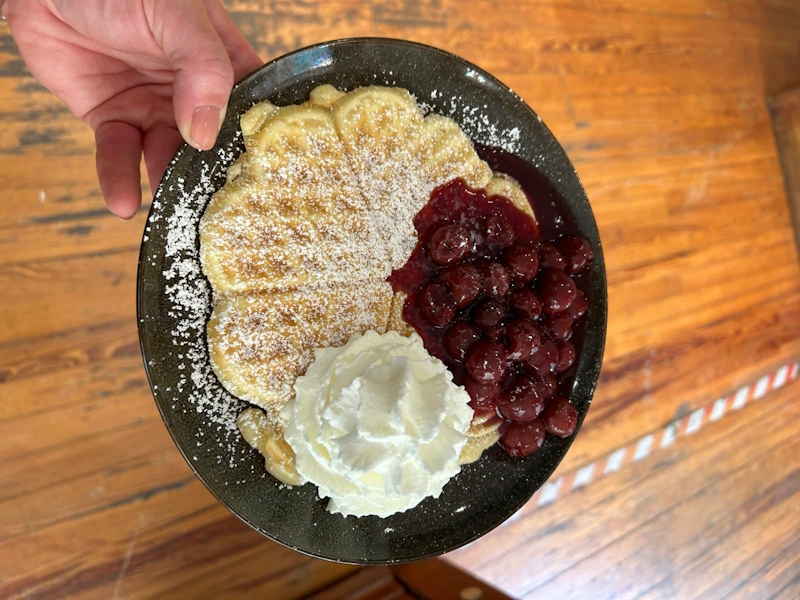 Süße Waffel mit Kirschen und Sahne